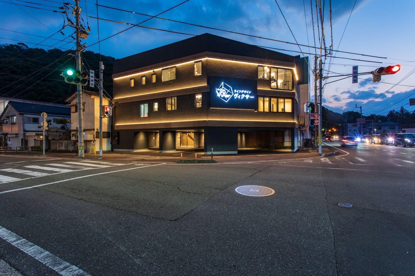 高知市筆山町の交差点角にあるViXerの店舗外観(夜)